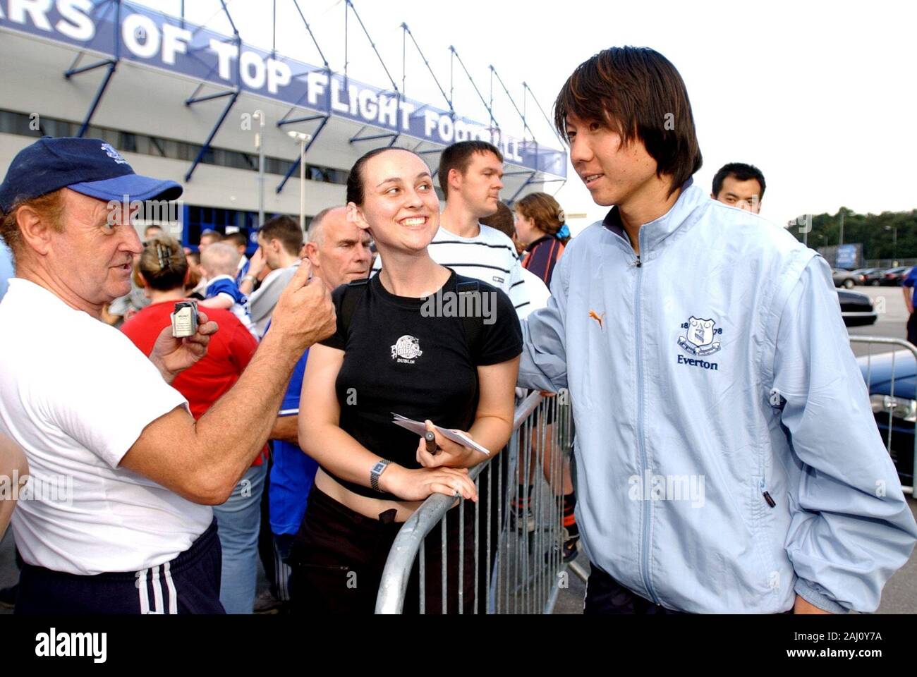 Peking, China. 17 Aug, 2002. Datei Foto am 12.08.17, 2002 zeigt die Spieler Li Tie (R) von Everton F.C. mit einem Ventilator während der Englischen Premier League Fußball Match in Liverpool, Großbritannien kommuniziert. Der Chinese Football Association (CFA) hat der 42-jährige Li Tie als Cheftrainer der Nationalmannschaft des Landes auf einer dauerhaften Grundlage ernannt. Credit: Wang Dingchang/Xinhua/Alamy leben Nachrichten Stockfoto