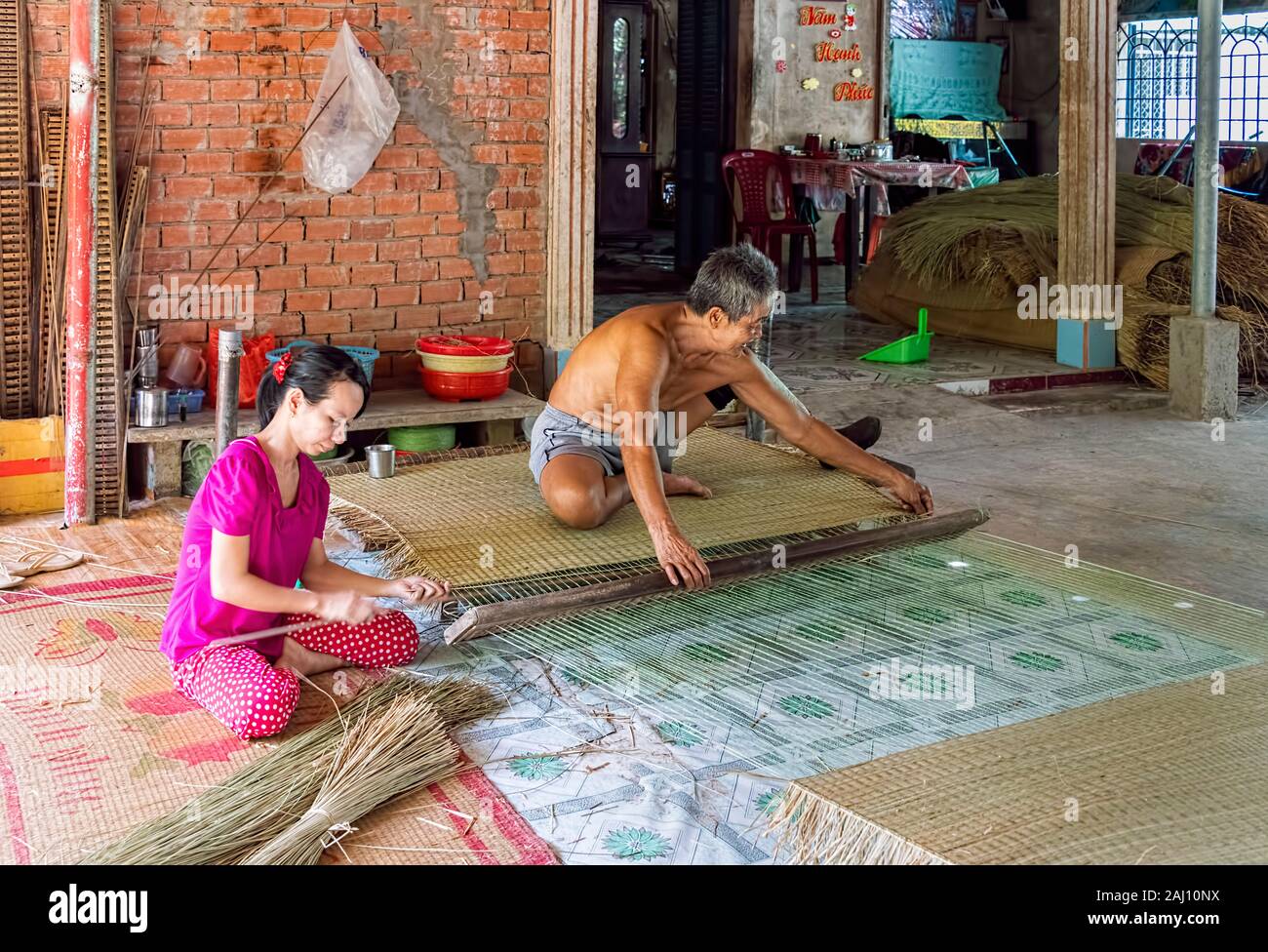 Vietnamesischen Mann und Frau Weberei Bambus Matten, Ben Tre Provinz,  Vietnam Stockfotografie - Alamy