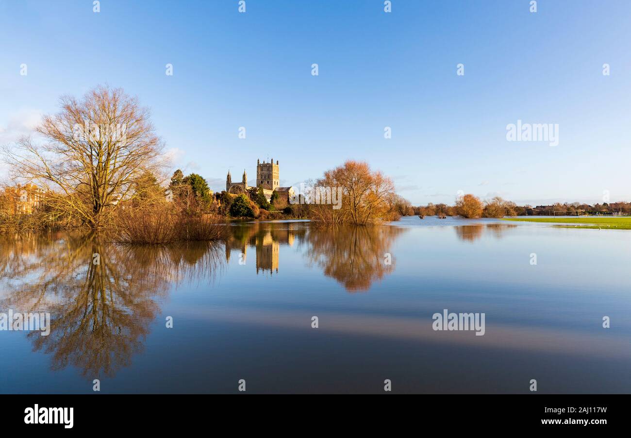 Tewkesbury Abbey im Winter über den überfluteten Swilgate River, England Stockfoto