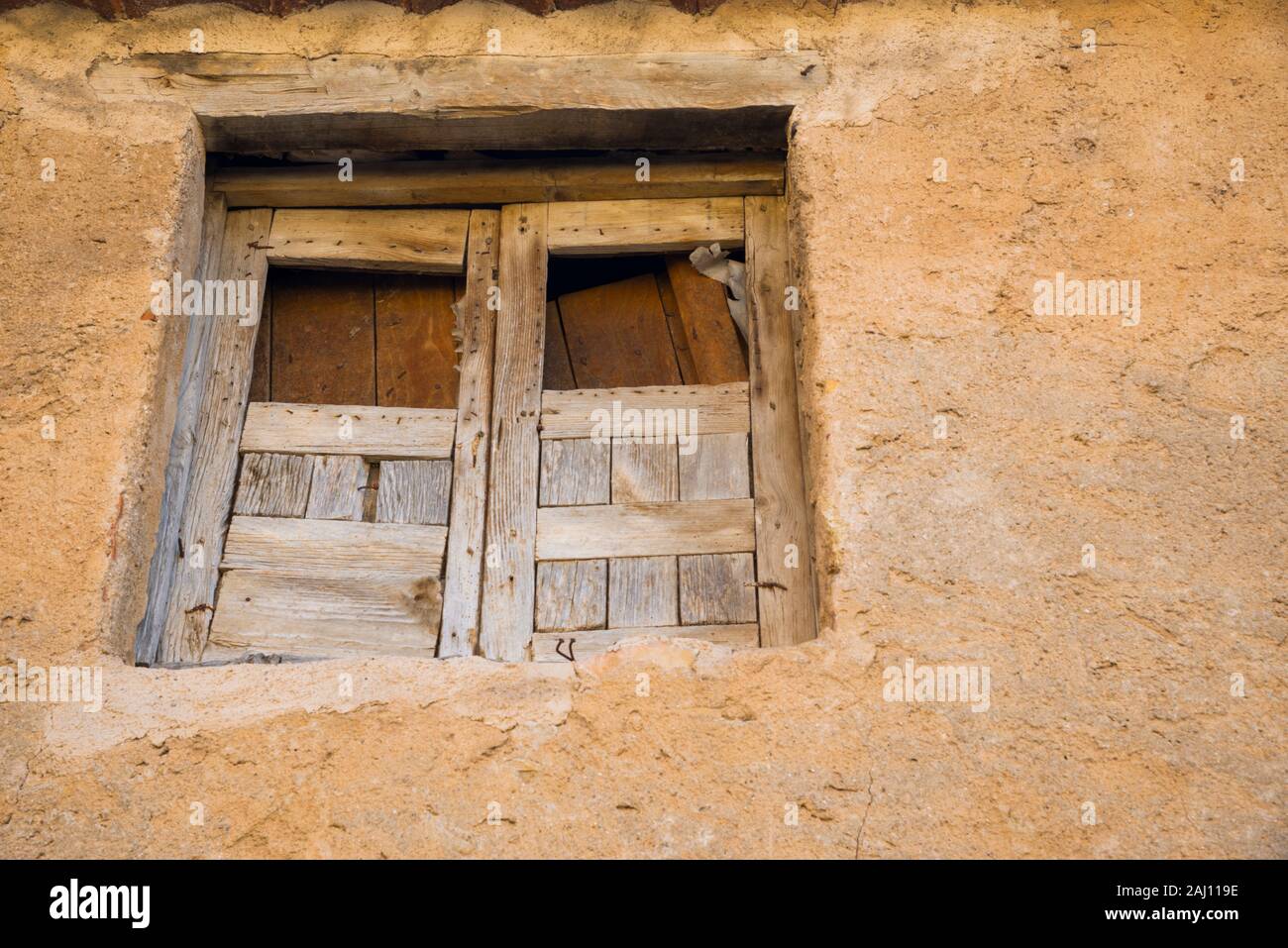 Fenster des verlassenen Hauses. Stockfoto