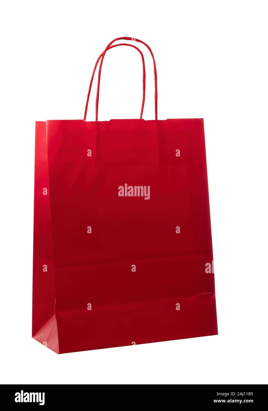 Rot glänzende Papier Einkaufstasche, Shopper. Leer, aufrecht und blank, isoliert auf weißem Hintergrund. Ökologische. Stockfoto