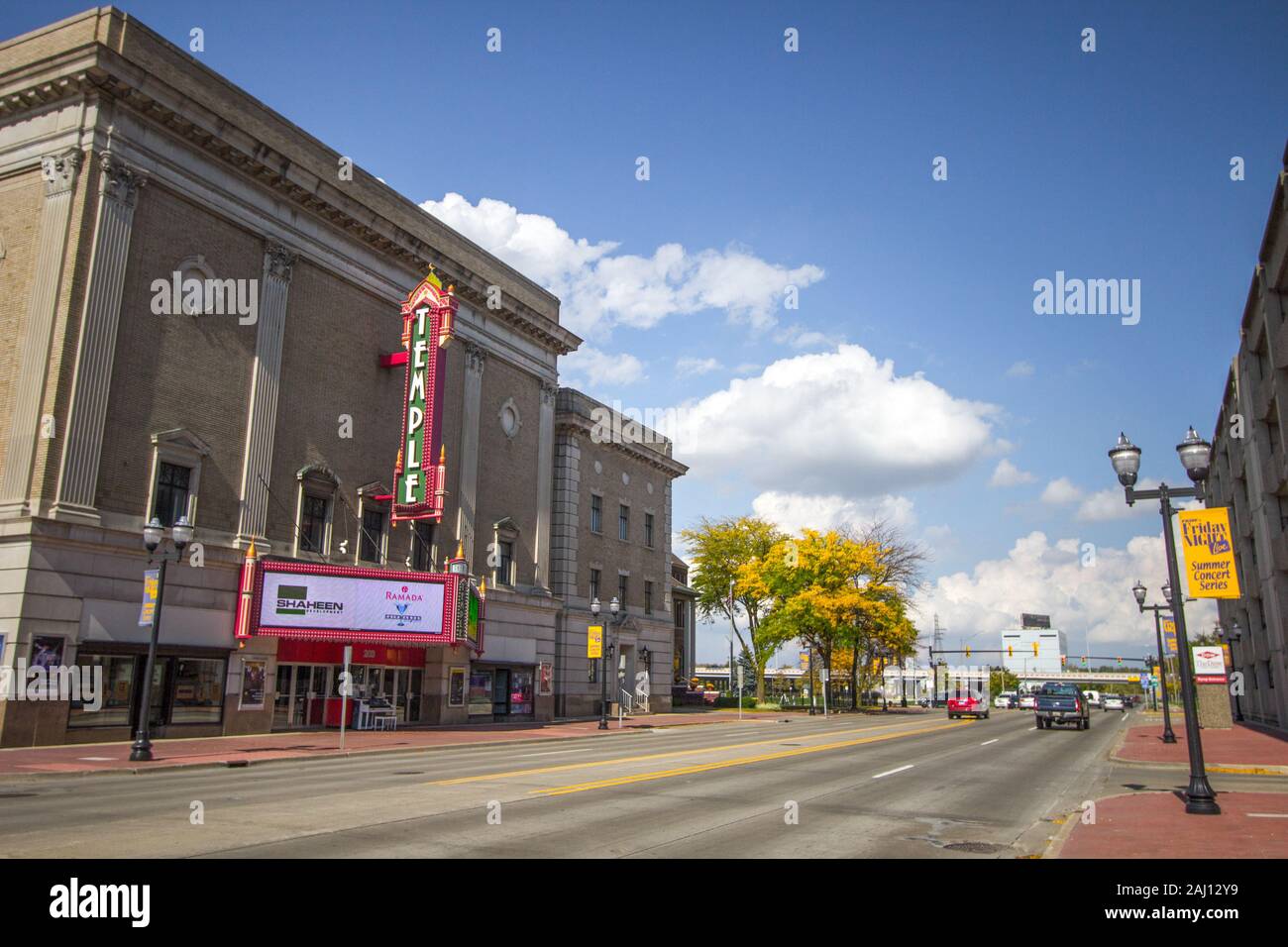 Saginaw, Michigan, USA - Oktober 9, 2018: in den Straßen der Innenstadt von Saginaw, Michigan mit dem historischen Tempel Theater im Vordergrund. Stockfoto