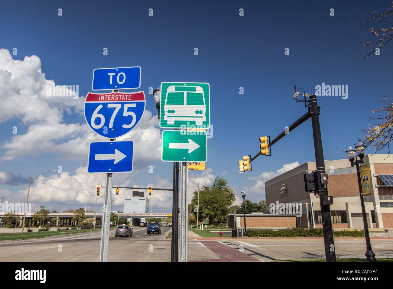 Saginaw, Michigan, USA - Oktober 9, 2018: Straßen der Innenstadt Saginaw mit Anzeichen für Bus Station und der Interstate 75. Stockfoto