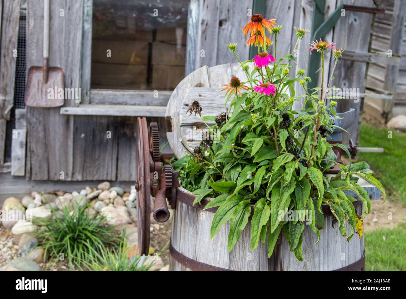 Country Style Garden. Topfpflanzen, Schaufel und kleine, malerische Holz garten Gartenhaus. Stockfoto