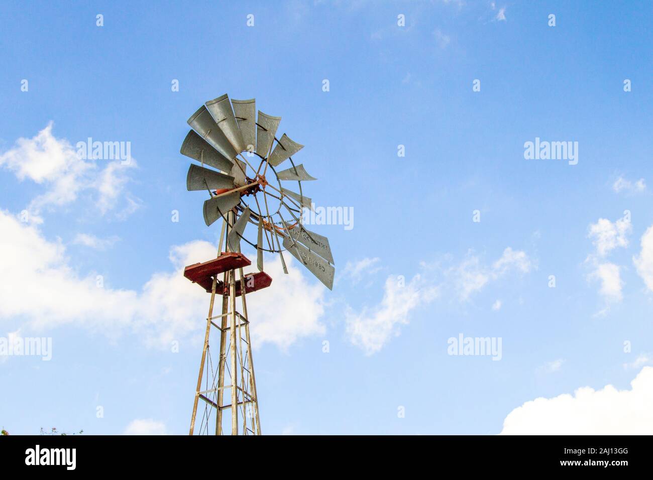 Altmodische Windmühle. Traditionelle altmodische Mühle gegen einen blauen Himmel mit Kopie Raum Stockfoto