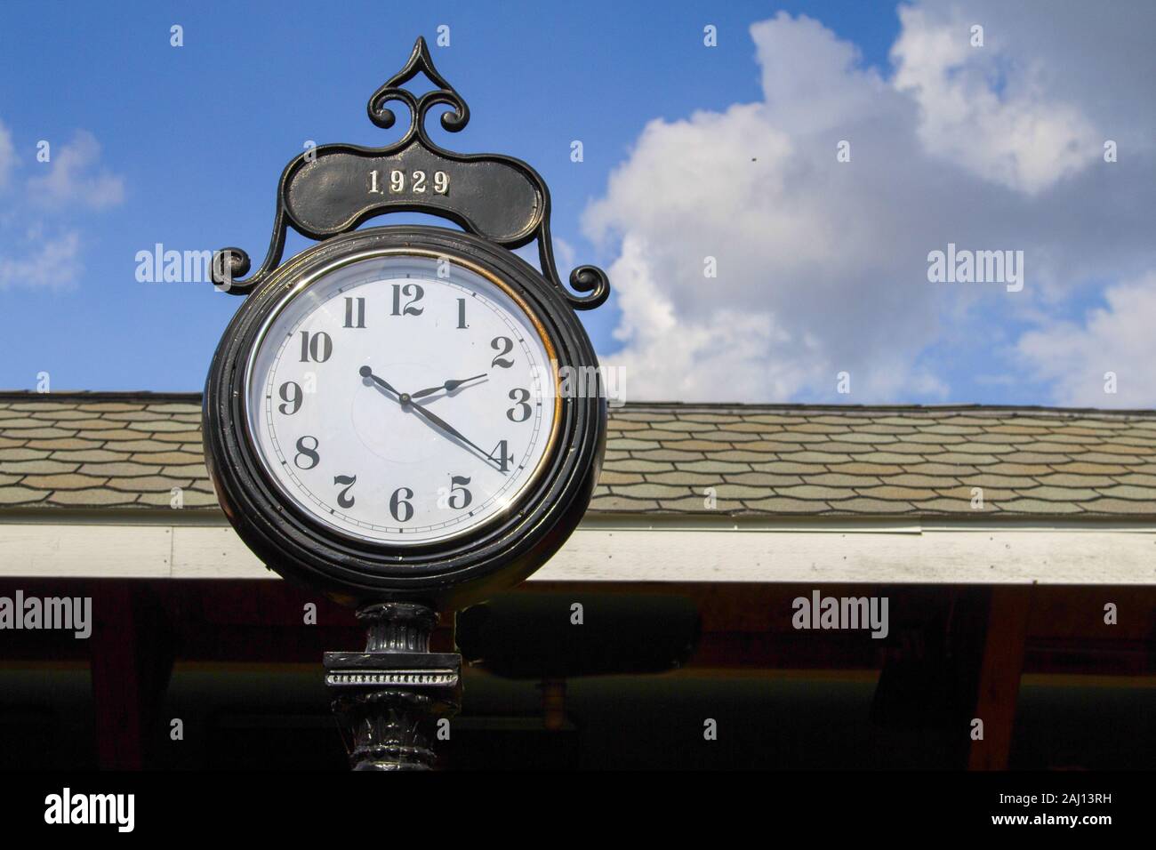 Antike Uhr. Große antike Uhr auf einem Bahnhof. Stockfoto