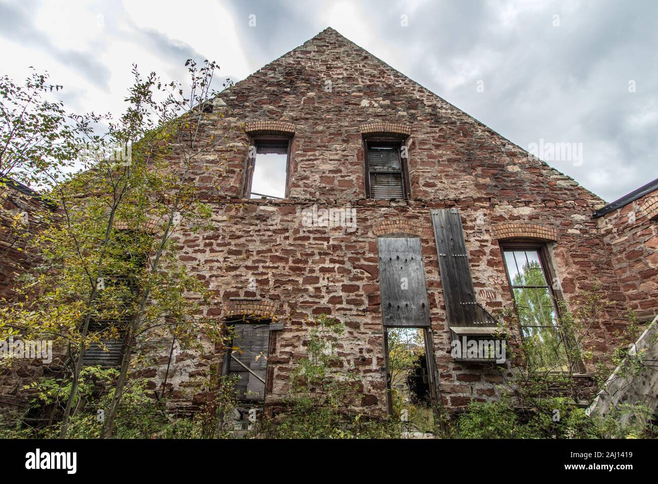 Die Außenseite des verlassenen industriellen Komplexes. Die Außenseite des verlassenen Gebäude an der Keweenaw National Historic Park. Stockfoto