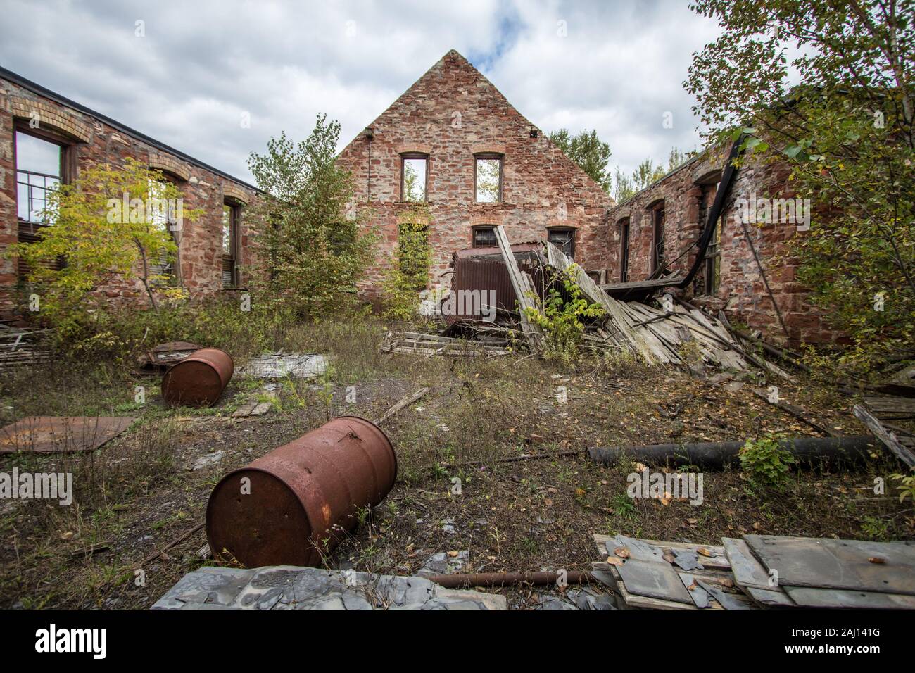 Die Außenseite des verlassenen industriellen Komplexes. Die Außenseite des verlassenen Gebäude an der Keweenaw National Historic Park. Stockfoto