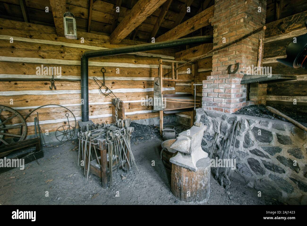 Historischer Schmiedeladen. Inneneinrichtung der Schmiede im Fort Wilkins State Park in Copper Harbor, Michigan. Stockfoto