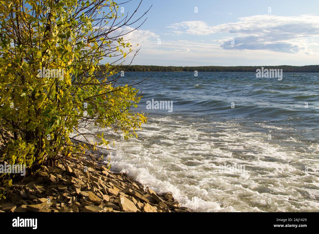 Ufer des Lake Superior. Wellen auf einem felsigen Lake Superior Beach an einem warmen Herbsttag in der Oberen Halbinsel von Michigan. Stockfoto