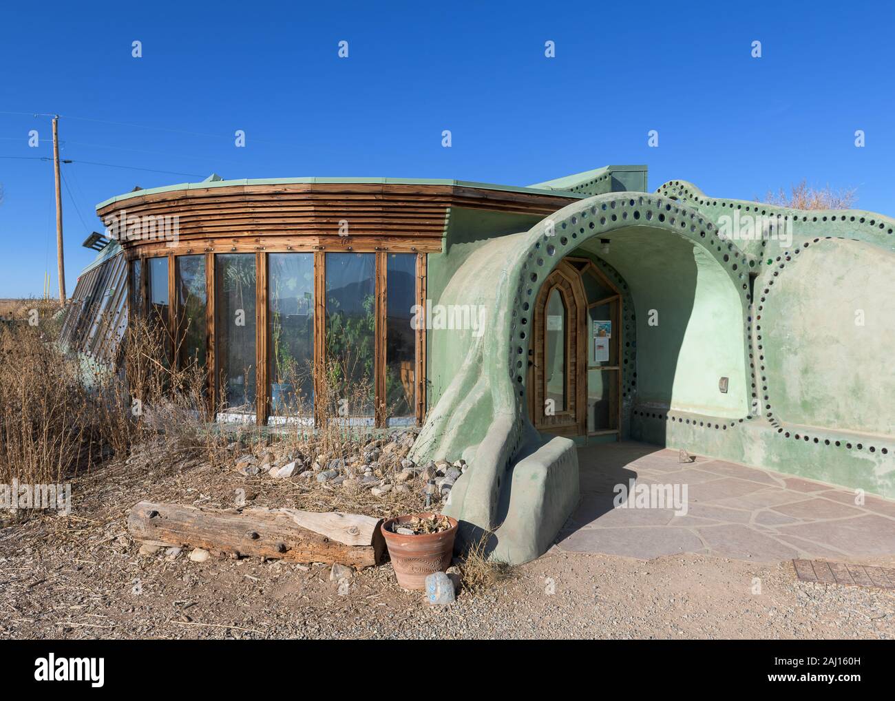 Earthship Biotecture home bei 2 Earthship in Tres Piedras, New Mexico am 14. November 2019 Stockfoto