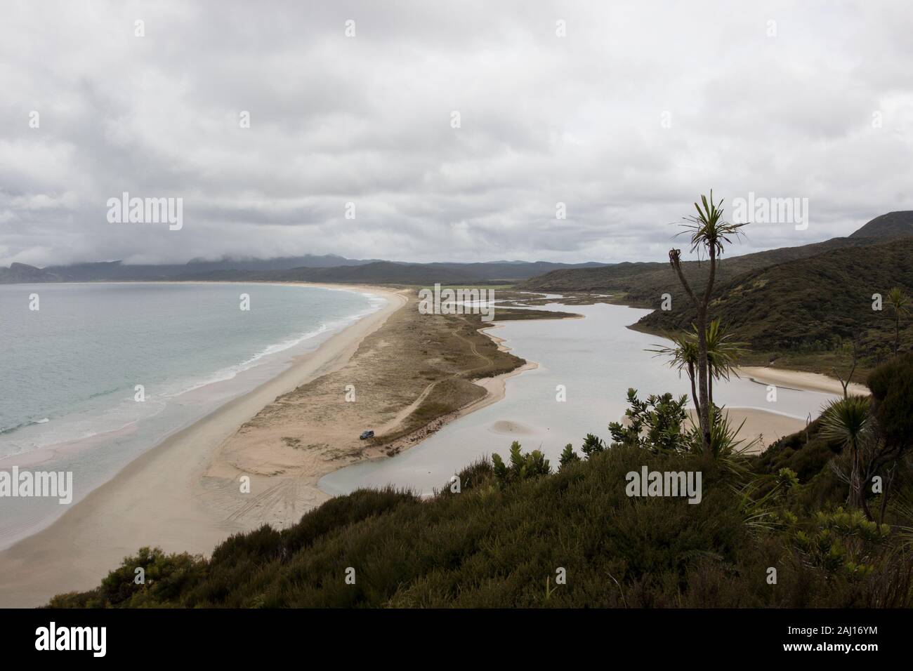 Der Strand und die Mündung der Geister Bucht am Cape Reinga, Northland, Neuseeland an einem bewölkten Tag. Stockfoto