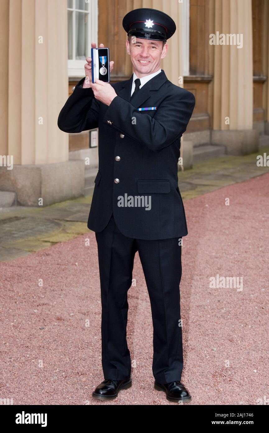 Feuerwehrmann Dekan Seaward nach Erhalt einer Königin Galanterie Medaille von der Königin bei einer Ordensverleihung am Buckingham Palace. Stockfoto