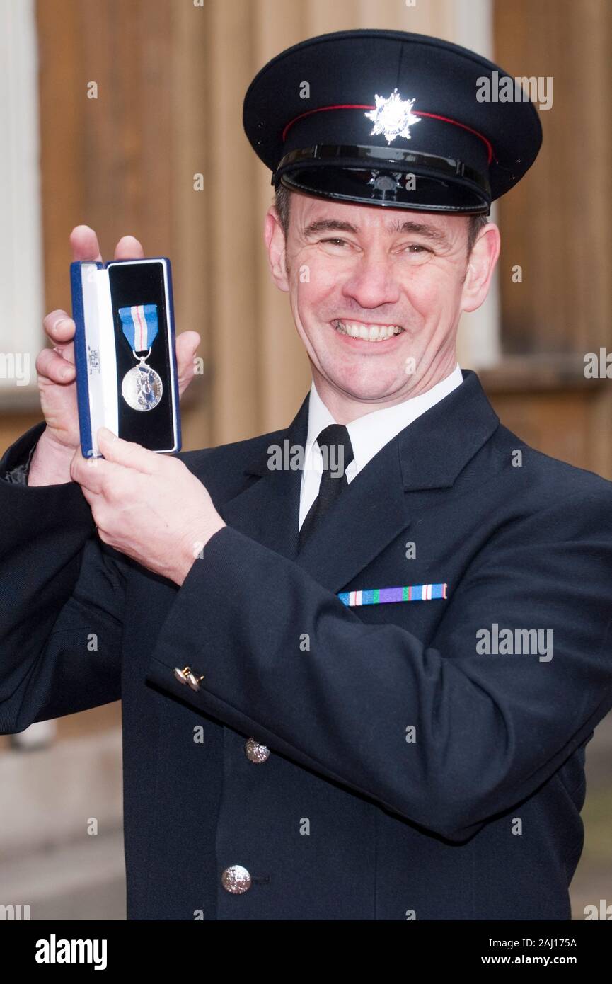 Feuerwehrmann Dekan Seaward nach Erhalt einer Königin Galanterie Medaille von der Königin bei einer Ordensverleihung am Buckingham Palace. Stockfoto