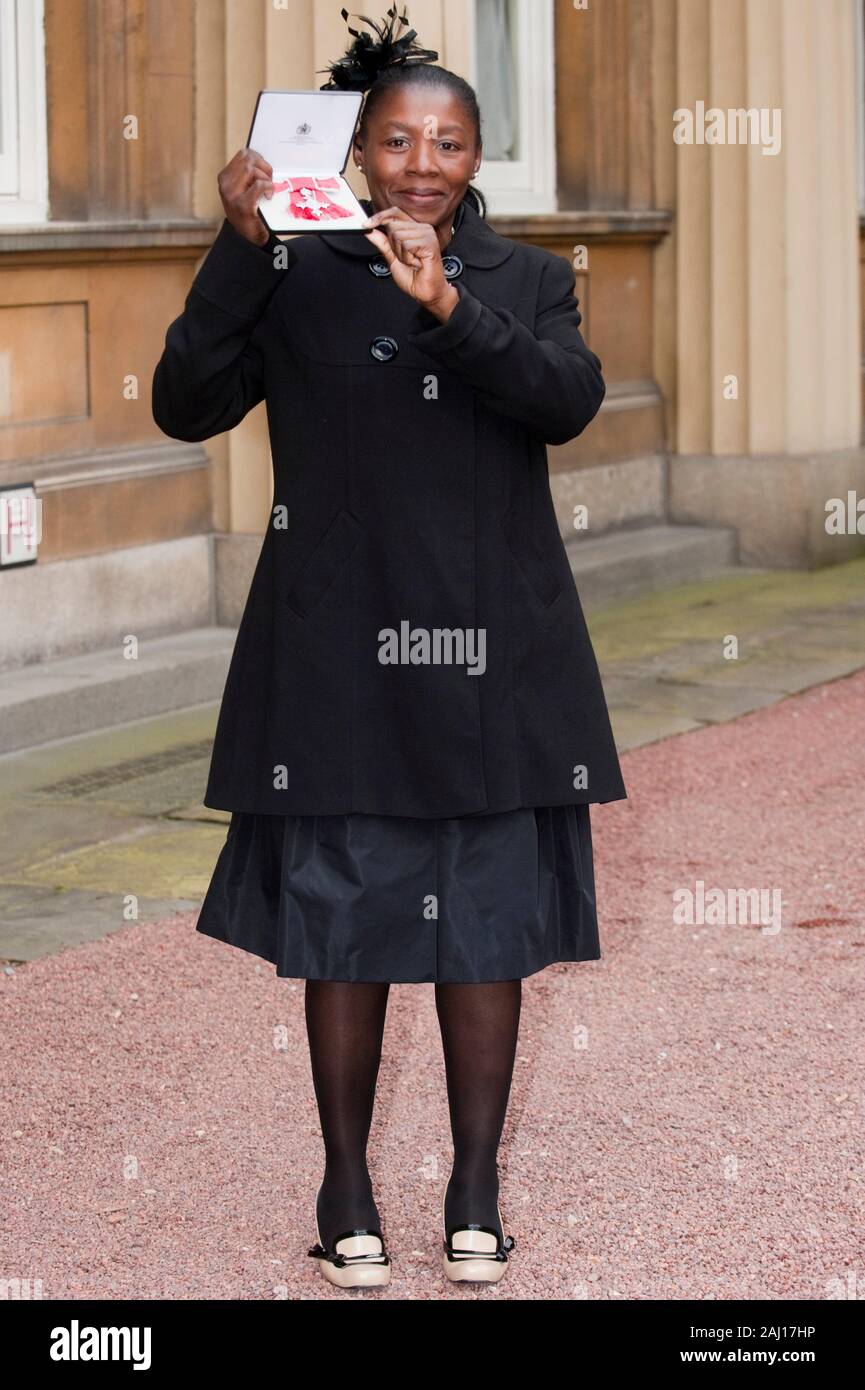 England's Frauen Rugby internationaler Maxine Edwards, die eine M.B.E. von der Königin an der Ordensverleihung am Buckingham Palace erhalten. Stockfoto