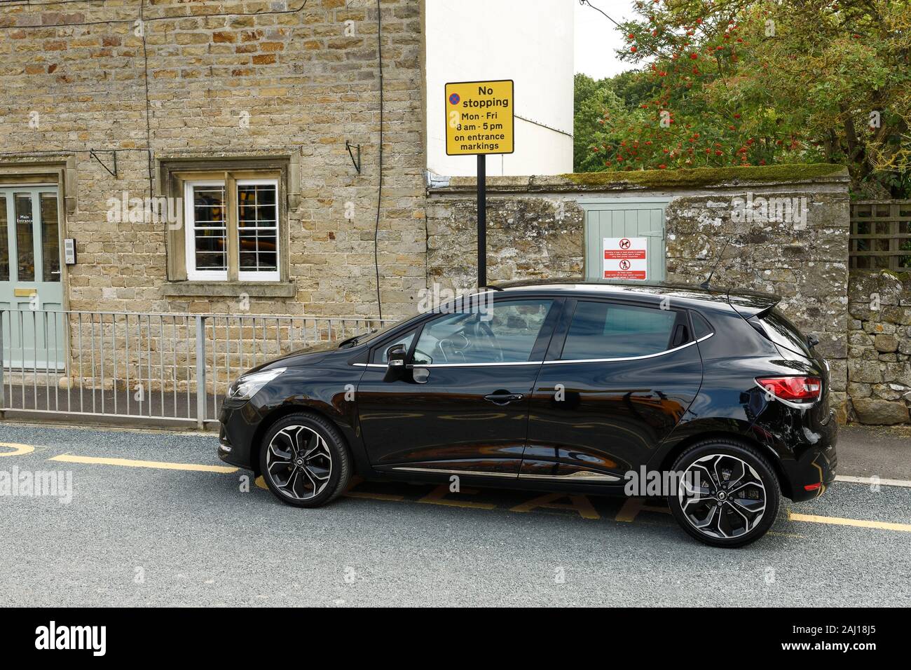 Ein Auto neben einem kein Stoppen Zeichen außerhalb einer Schule in Yorkshire, UK geparkt Stockfoto