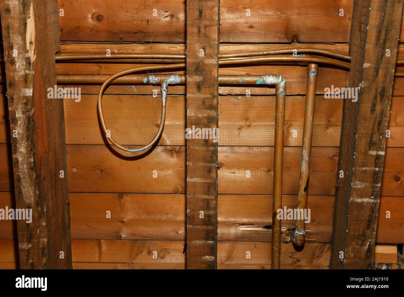 Alte Kupfer Rohr unter den Dielen der 30er Haus in Großbritannien Stockfoto