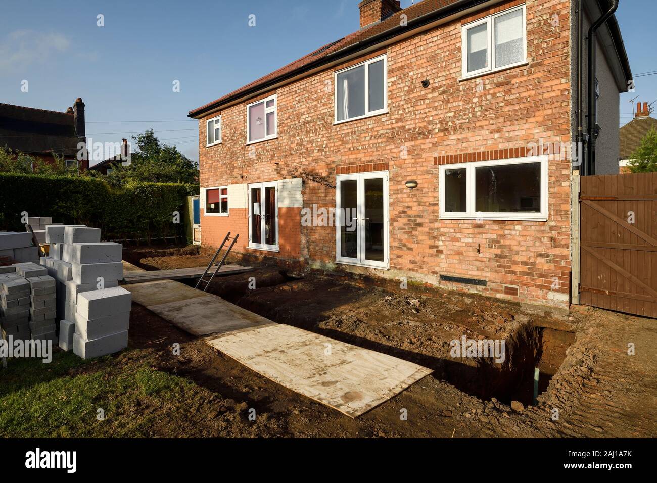 Die gegraben Stiftung Graben für eine hintere Erweiterung Projekt an einem Haus in Cheshire UK Stockfoto
