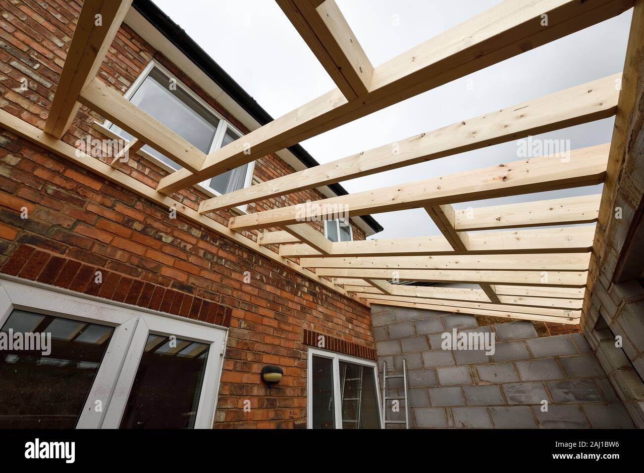 Das Holz Dachkonstruktion für hintere Erweiterung Projekt an einem Haus in Cheshire UK Stockfoto