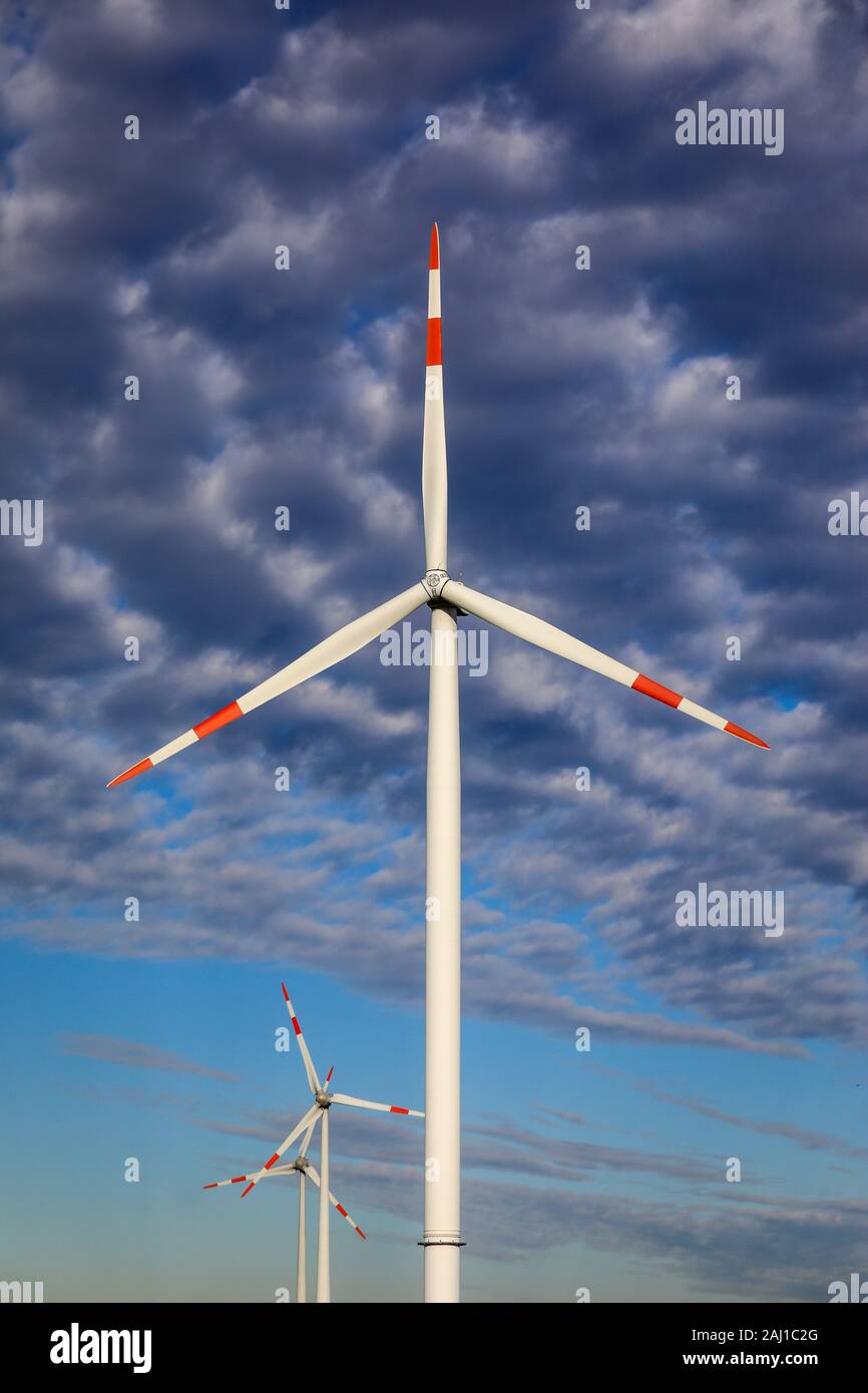 Juechen, Nordrhein-Westfalen, Deutschland - Windkraftanlagen gegen einen Himmel mit Wolken. Juechen,, 92660-windraeder vor Himmel Stockfoto