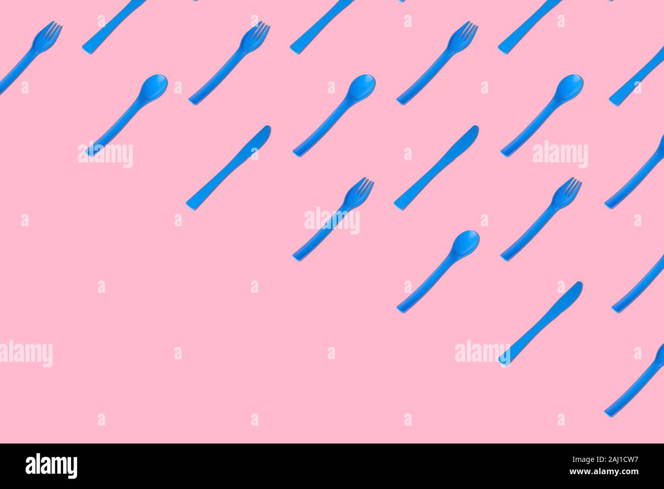Flach Blau aus Kunststoff Gabel, Löffel und Messer Muster auf Pastell rosa Hintergrund minimal kreatives Konzept. Platz für Kopieren. Stockfoto