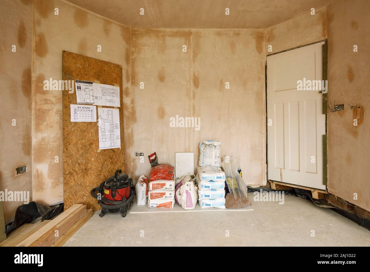 Frisch verputzte Wände in einem Sanierungsprojekt in Großbritannien langsam austrocknen Stockfoto