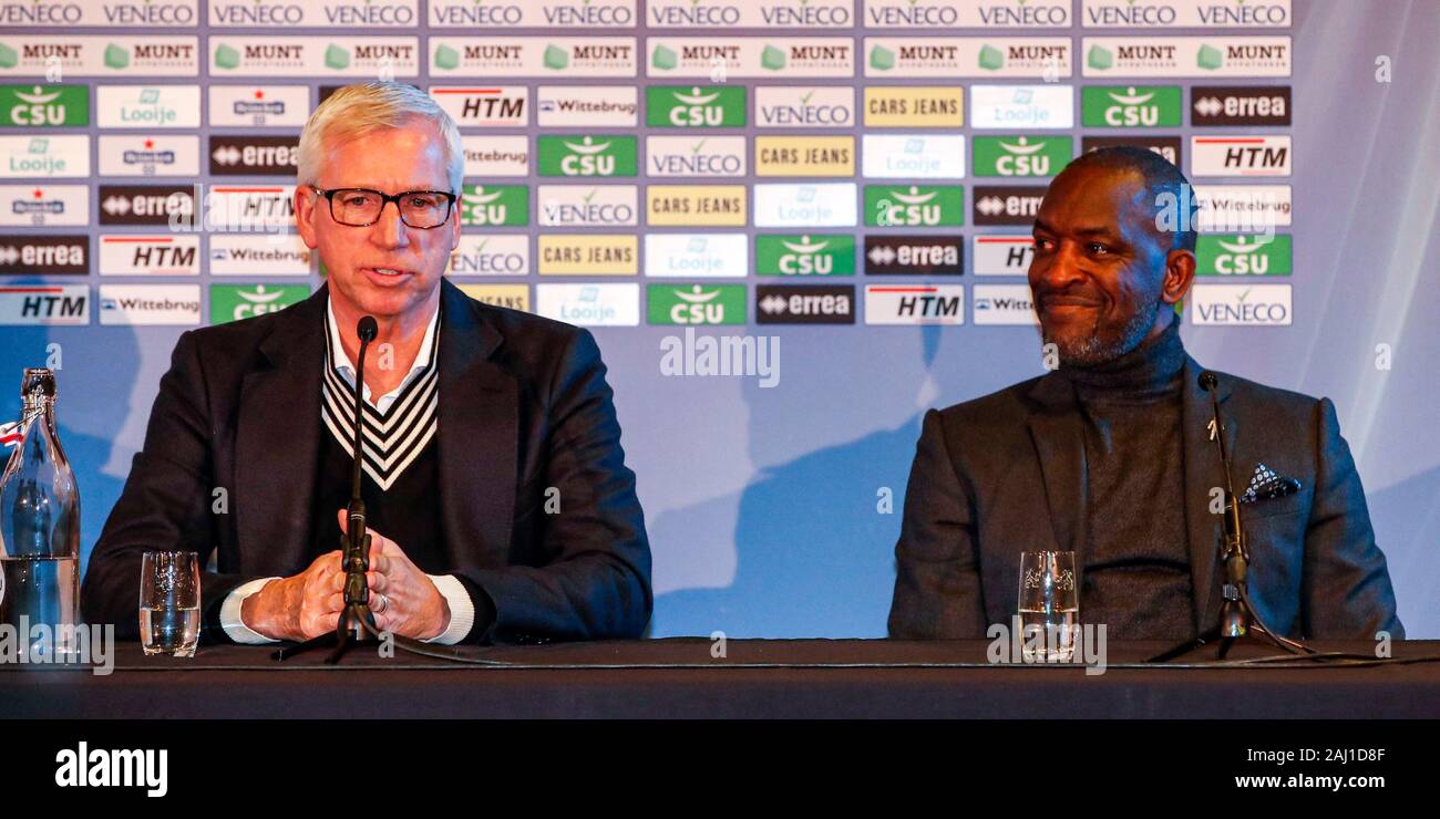 Den Haag, Niederlande. 02 Jan, 2020. Den Haag, 02-01-2020, Auto Jeans Stadion, der niederländische Fußball, Eredivisie, Saison 2019/2020. (L - R) ADO Den Haag Trainer Alan Pardew und ADO Den Haag Assistant Trainer Chris Powell während der Präsentation von Alan Pardew, wie die neue ADO Haupttrainer. Credit: Pro Schüsse/Alamy leben Nachrichten Stockfoto