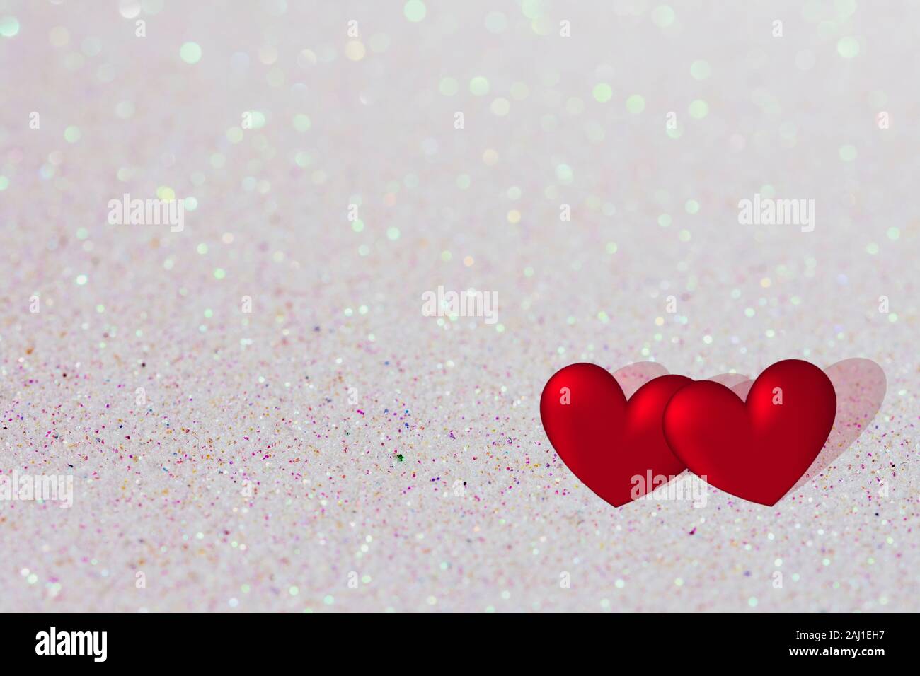 Valentines Tag Hintergrund, zwei rote Herzen auf glänzenden Heller Hintergrund mit Kopie Raum, valentine Karte Stockfoto