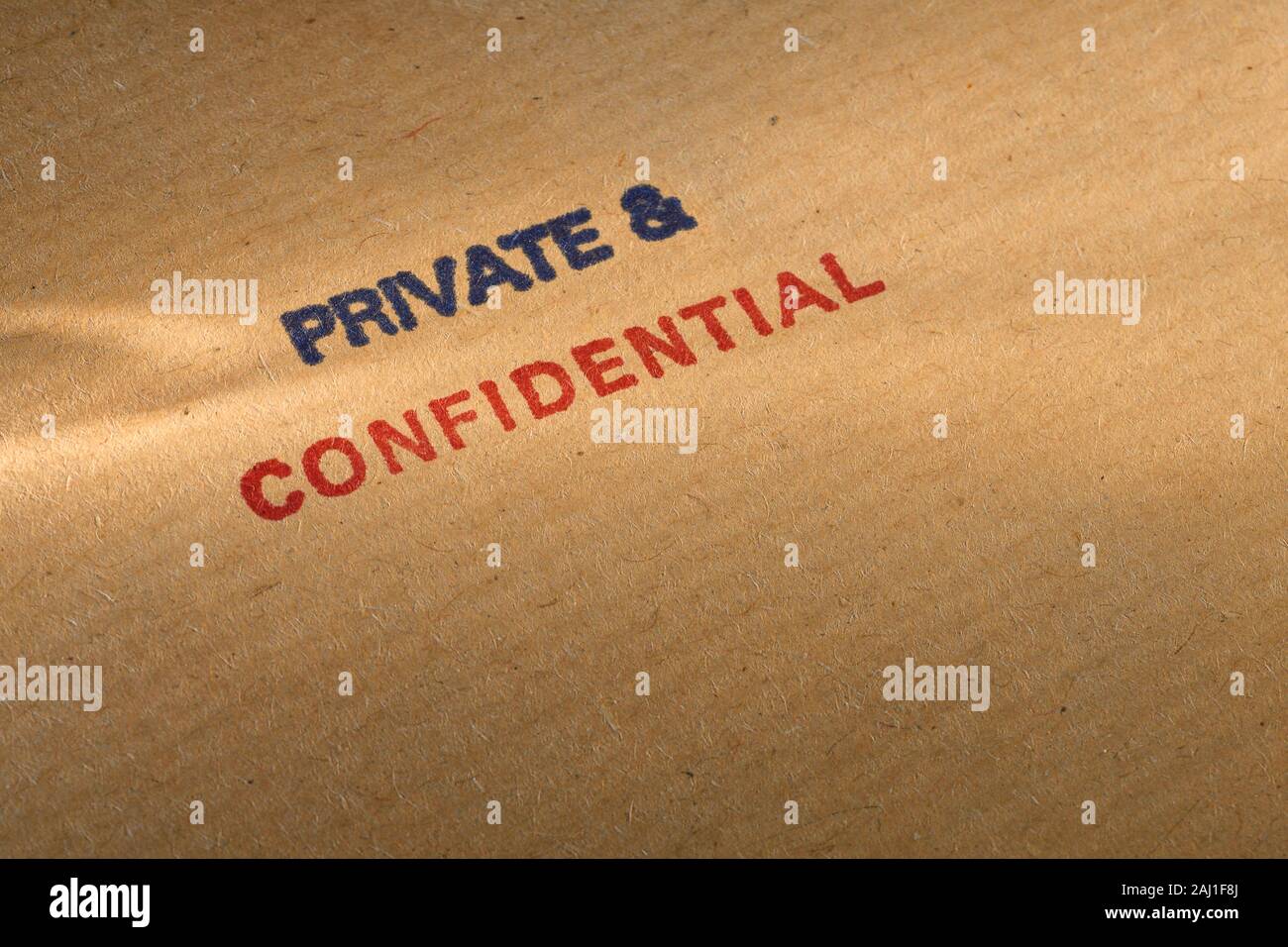 Nahaufnahme Detail der Worte Privat und Vertraulich auf einem braunen Umschlag gedruckt Stockfoto