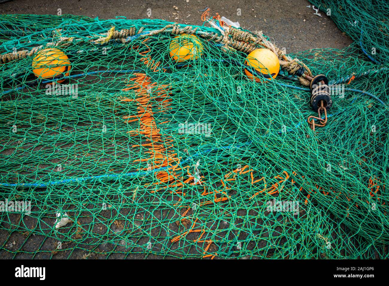 Der kommerzielle Fischfang net auf dem Boden Stockfoto