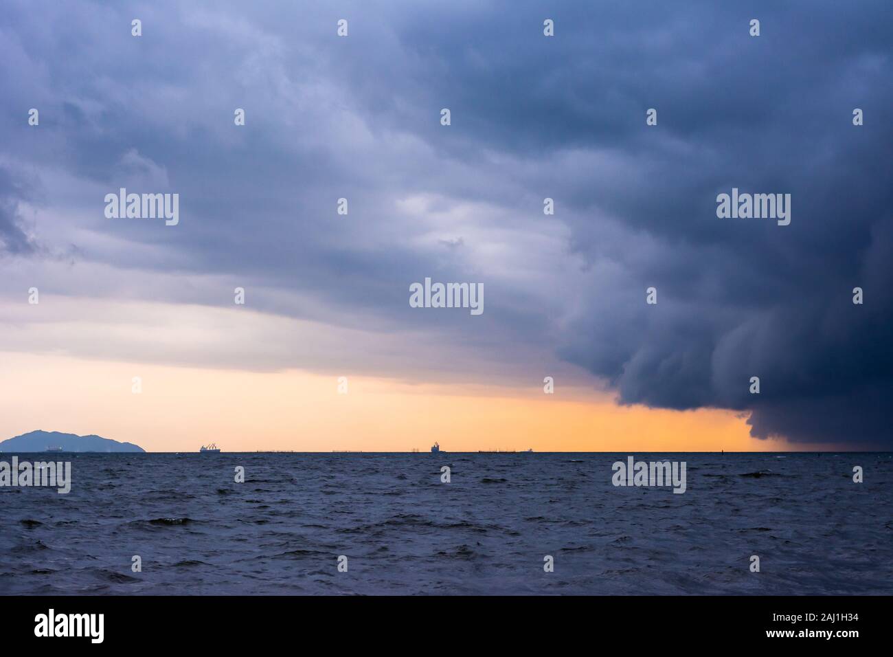 Approaching Storm Wolke mit Regen über das Meer. Stockfoto