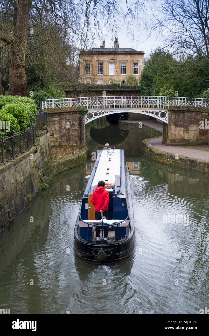 15-04 auf dem Kennet und Avon Kanal mit Cleveland Haus hinter Stockfoto