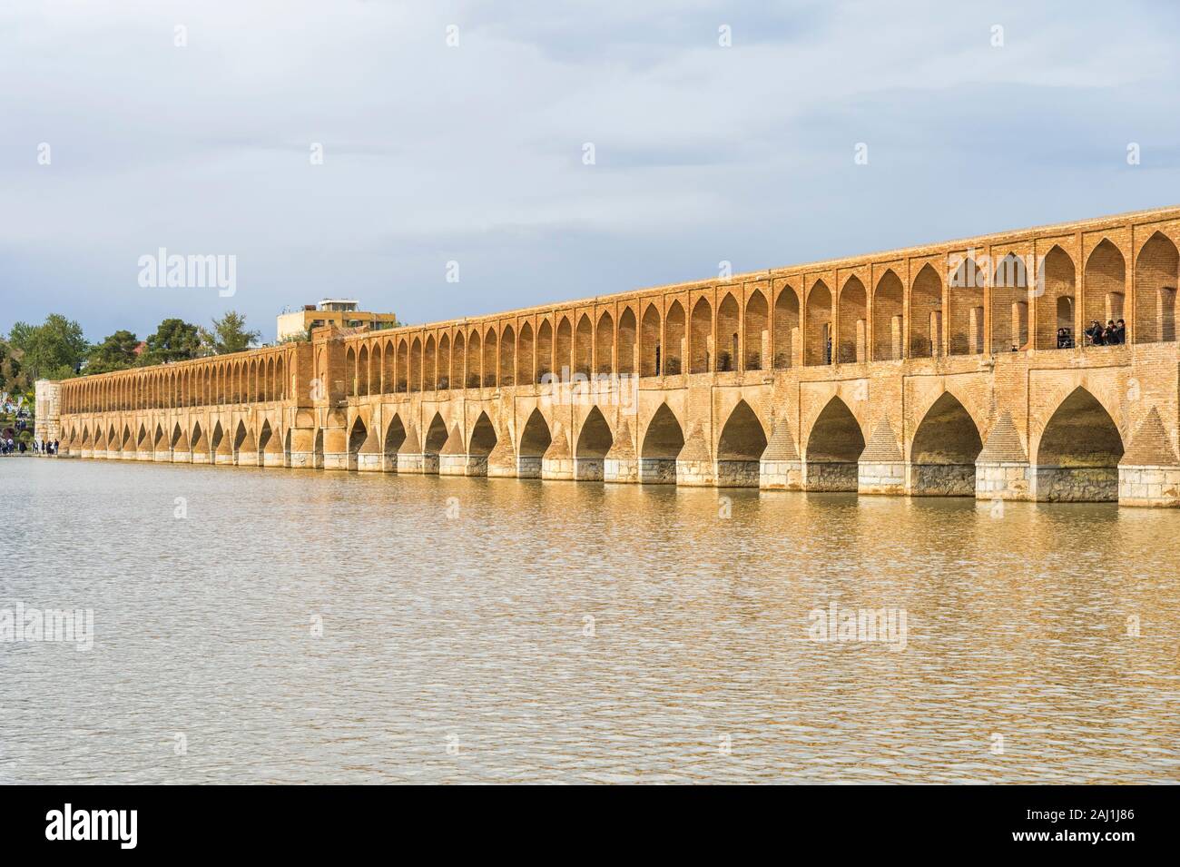 Si-o se Pol Brücke oder Zayanderud Allahverdi Khan Brücke über Fluss, Esfahan, Iran Stockfoto