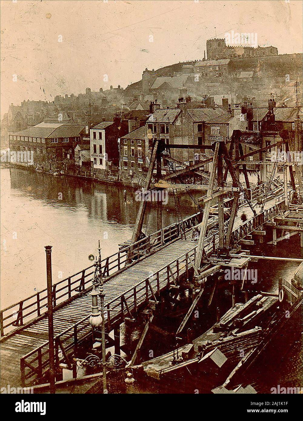 Einem 1908 Foto von der temporären Brücke über den Esk am Whitby, North Yorkshire, Großbritannien während der Abriss der alten steinernen Brücke und den Bau der Hängebrücke im folgenden Jahr. Stockfoto