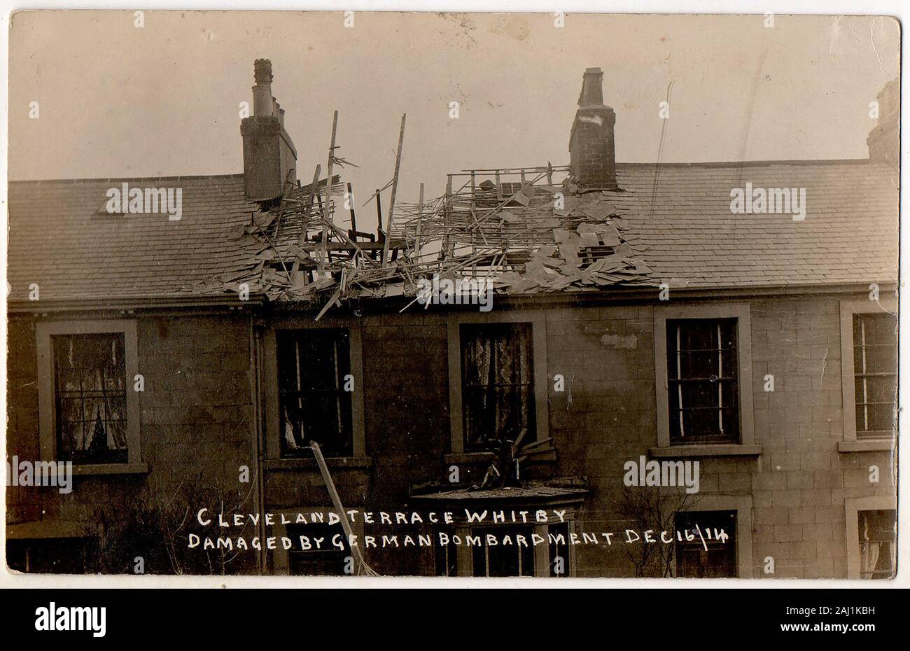 Ein Weltkrieg eine Postkarte zeigt ein Haus in Cleveland Terrasse, Whitby, North Yorkshire, Großbritannien, nach der Bombardierung der Stadt am 16. Dezember 1914, die deutschen Schlachtschiffe Derfllinger und Von der Tann. Scarborough und Hartlepool waren auch in der gleichen angegriffen werden. Stockfoto