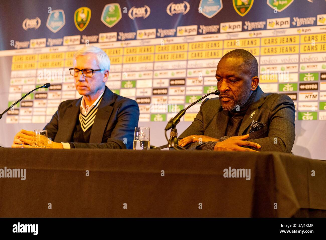 02-01-2020: Fußball: Presentatie Alan Pardew: Den Haag (L-R) Alan Pardew, Chris Powell (ADO Den Haag) Stockfoto