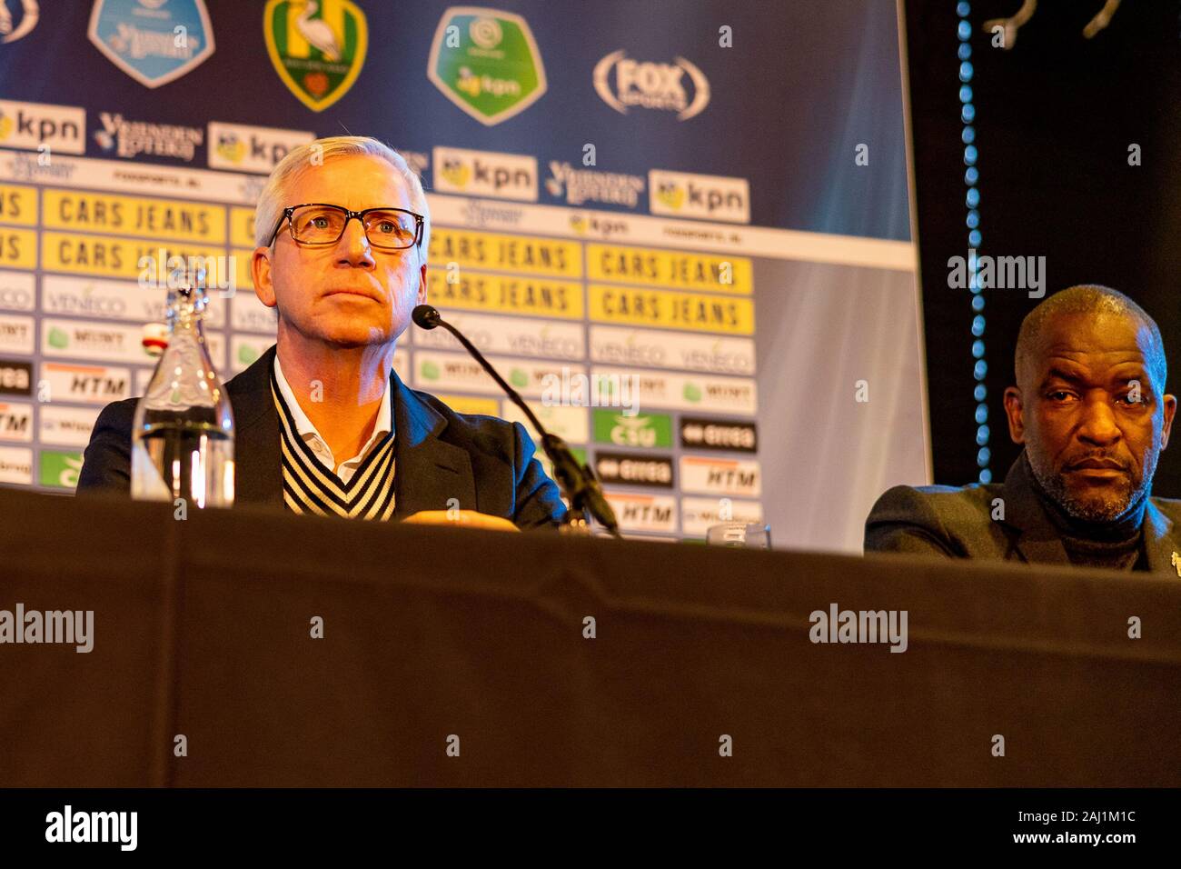 02-01-2020: Fußball: Presentatie Alan Pardew: Den Haag (L-R) Alan Pardew, Chris Powell (ADO Den Haag) Stockfoto