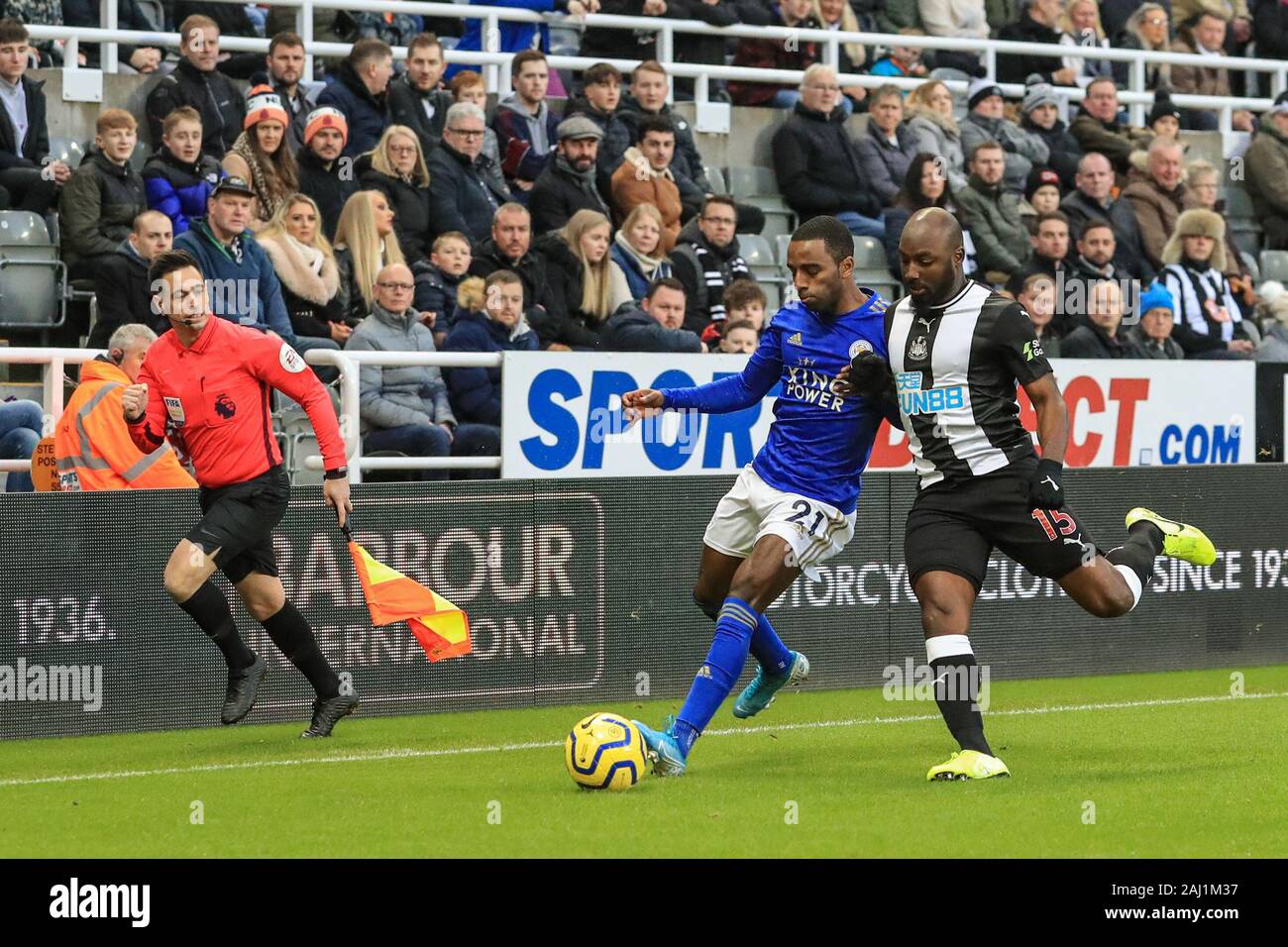 1. Januar 2020, St. James's Park, Newcastle, England; Premier League Newcastle United v Leicester City: Ricardo Pereira (21) von Leicester City ist am Kotflügel durch Jetro Willems (15) von Newcastle United Kredit statt: Mark Cosgrove/News Bilder Stockfoto