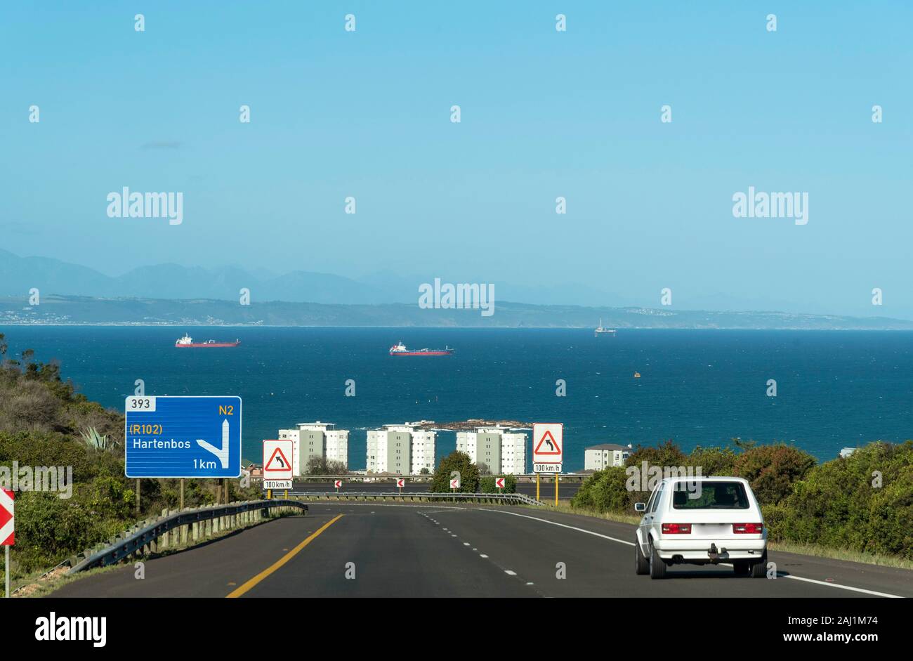 Mossel Bay, Western Cape, Südafrika. Dezember 2019. Die Autobahn N2 nähert sich Mossel Bay und den Indischen Ozean. Ausfahrt für hartenbos Stadt am Strand.. Stockfoto