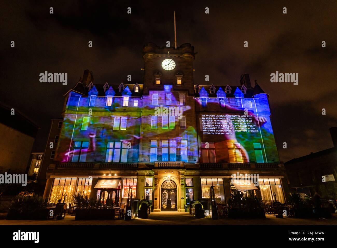 Edinburgh, Großbritannien. Mi 1. Januar 2020. Die Premiere von "Nachricht vom Himmel: Küstenlinien", eine Sammlung von Briefen nach Schottland zu unseren Beziehungen mit unseren Meeren, Gewässer und Küsten und unsere maritime Erbe widerspiegelt. Diese Projektion ist "das Meer", der findet auf der Malmaison Hotel in Leith und Funktionen der Schriftsteller Irvine Welsh, Musik von Steve Mac, artist Norman Harman und Projektionen durch doppelte Projektionen. In "Das Meer", Irvine Welsh erzählt bestimmten Lektionen und Inspirationen, die er erhielt, als Junge von einem sehr gut reiste Sailor er aufwachsen in Leith. Stockfoto