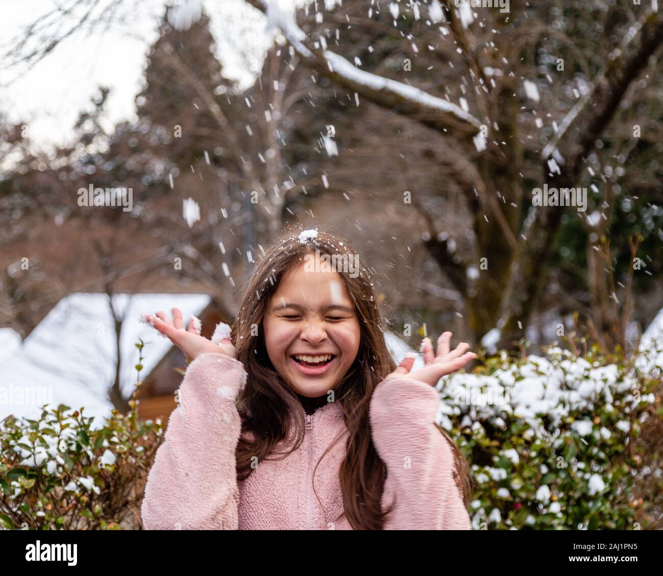Junge tween Mädchen Spaß im Schnee Stockfoto