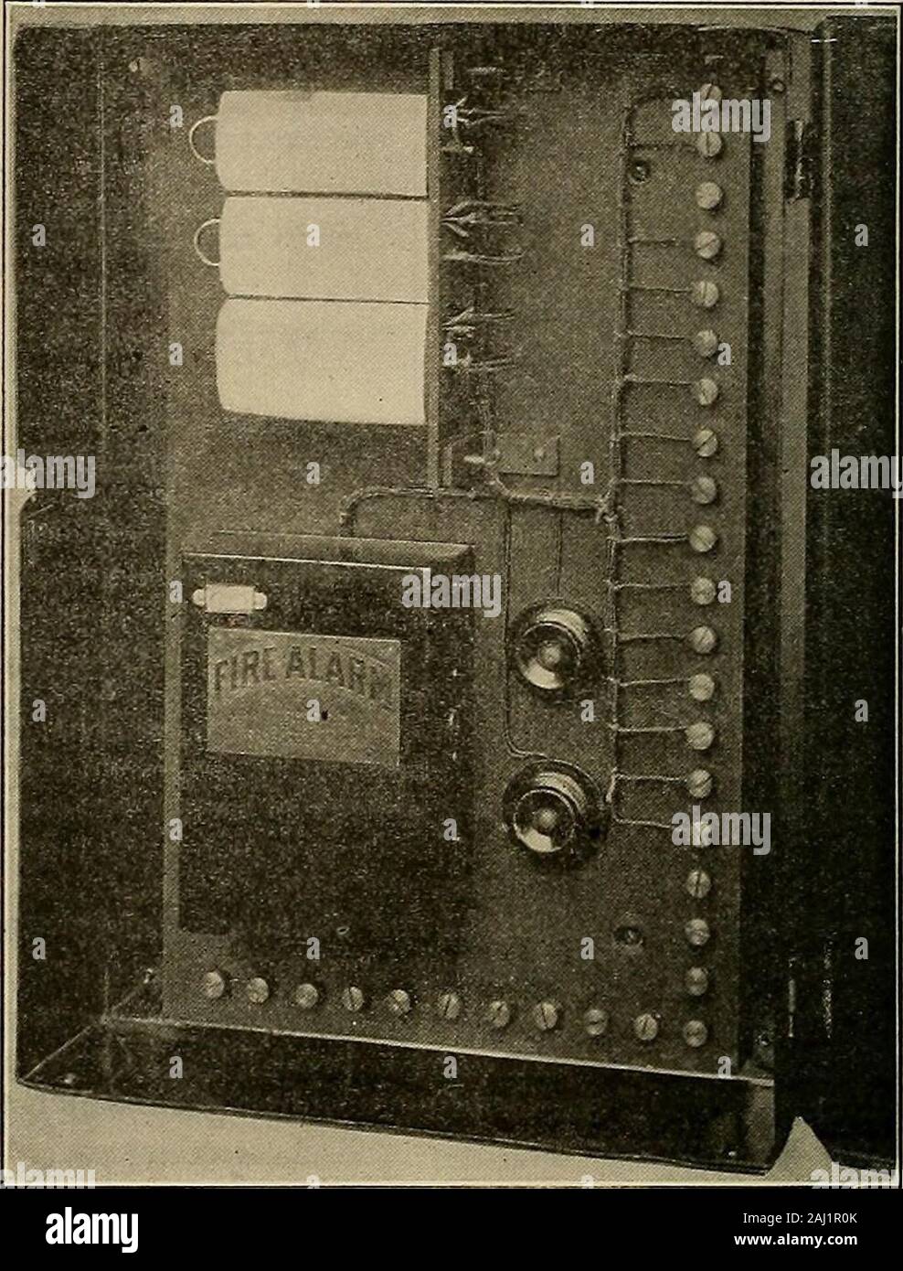 Zeitschrift für Strom, Strom und Gas. ed, closingcontact E und F den lokalen Störungsalarm ander Probleme Summer und Betrieb des Telefon troublealarm T senden Störungsalarm zur Mühe de-Appartement. Für den Betrieb dieses Systems, zwei duplicatestorage Batterien von 12 Zellen jede beschäftigt sind, verbunden wie bei Bl und B2 angezeigt. durch die doublethrow schaltet SI und S2 so angeordnet, dass ein Akku aufgeladen wird, die andere Batterie ist supplyingcurrent auf das System. Die lokalen Probleme Summer ist mit einer sep-für arate Batterie B3 bestehend aus zwei trockenen Zellen und thetrouble Alarm T h Stockfoto