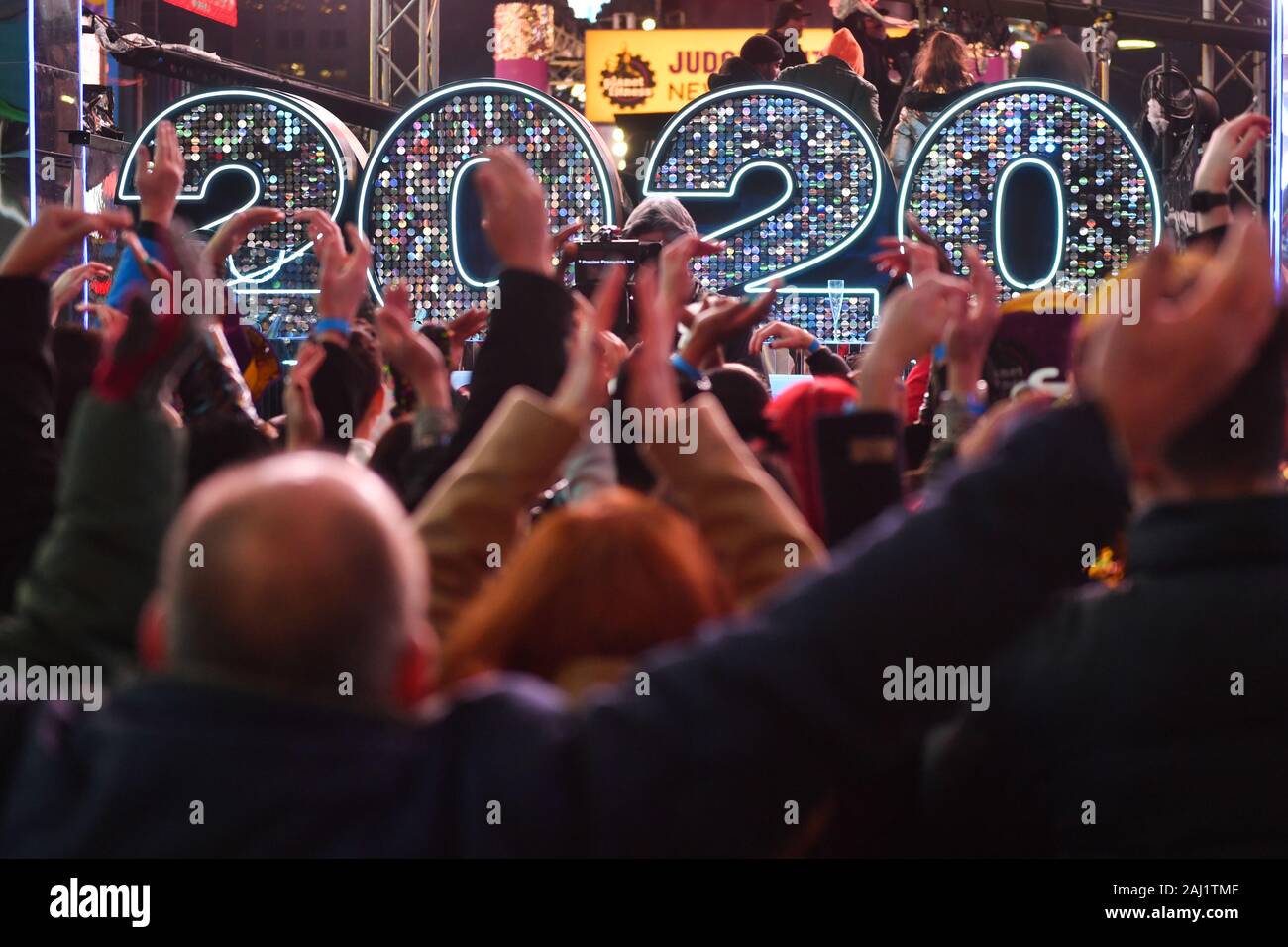 Silvester Nachtschwärmer während der Silvesterfeier am Times Square das neue Jahr 2020 am 31. Dezember 2019 in New York City gesehen werden. Stockfoto