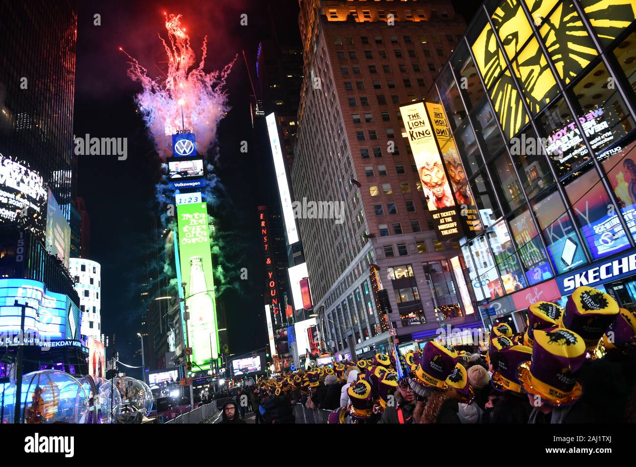 Silvester Nachtschwärmer während der Silvesterfeier am Times Square das neue Jahr 2020 am 31. Dezember 2019 in New York City gesehen werden. Stockfoto