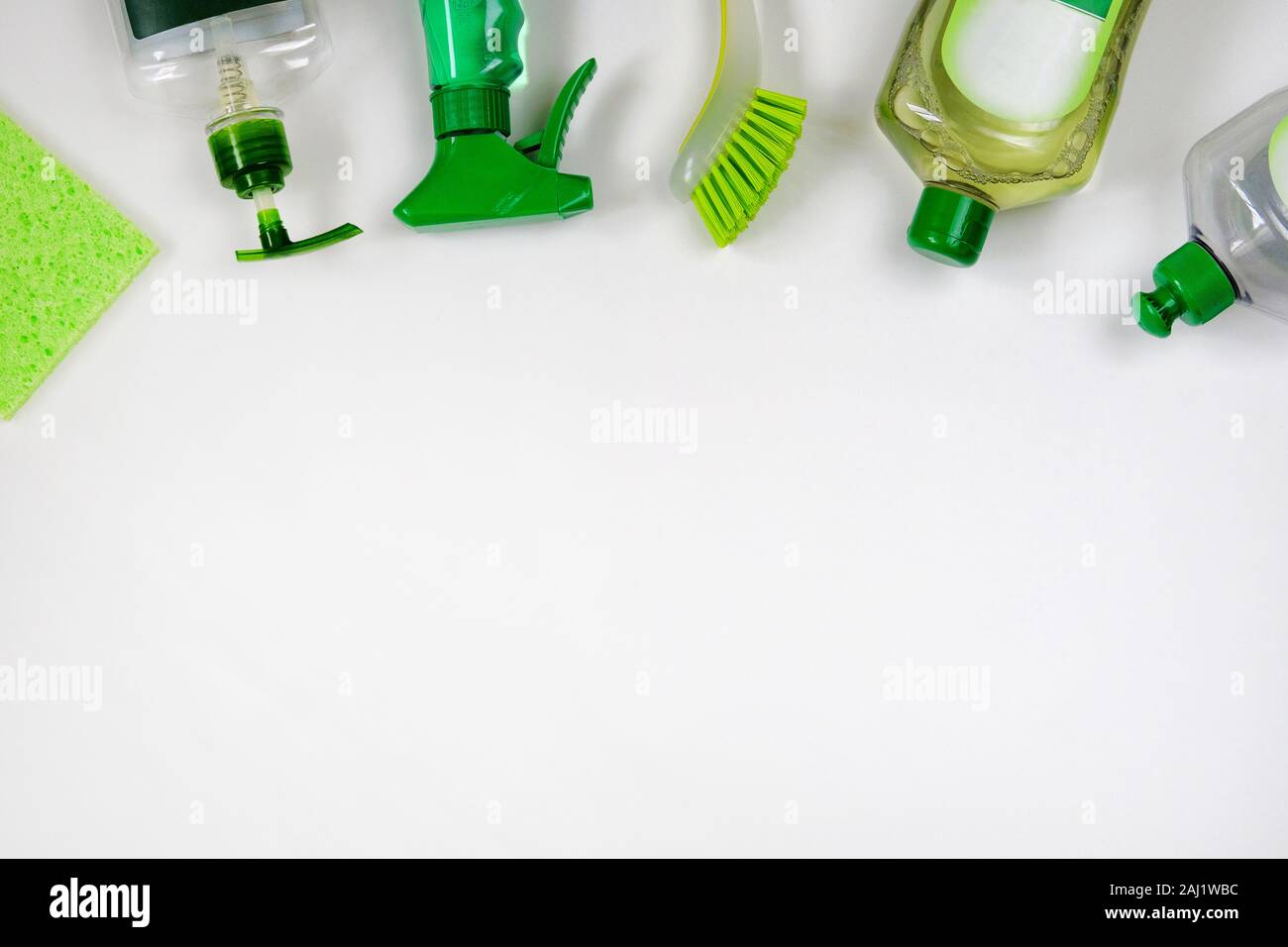 Reinigungsmittel in Kunststoffflaschen. Сleaning Zubehör. Flach der grünen und weißen Reinigungsmittel auf weißem Hintergrund. Ansicht von oben. Close Up. Stockfoto Reinigungsmittel in Kunststoffflaschen. Сleaning Zubehör. Flach der grünen und weißen Reinigungsmittel auf weißem Hintergrund. Ansicht von oben. Close Up. Stockfoto