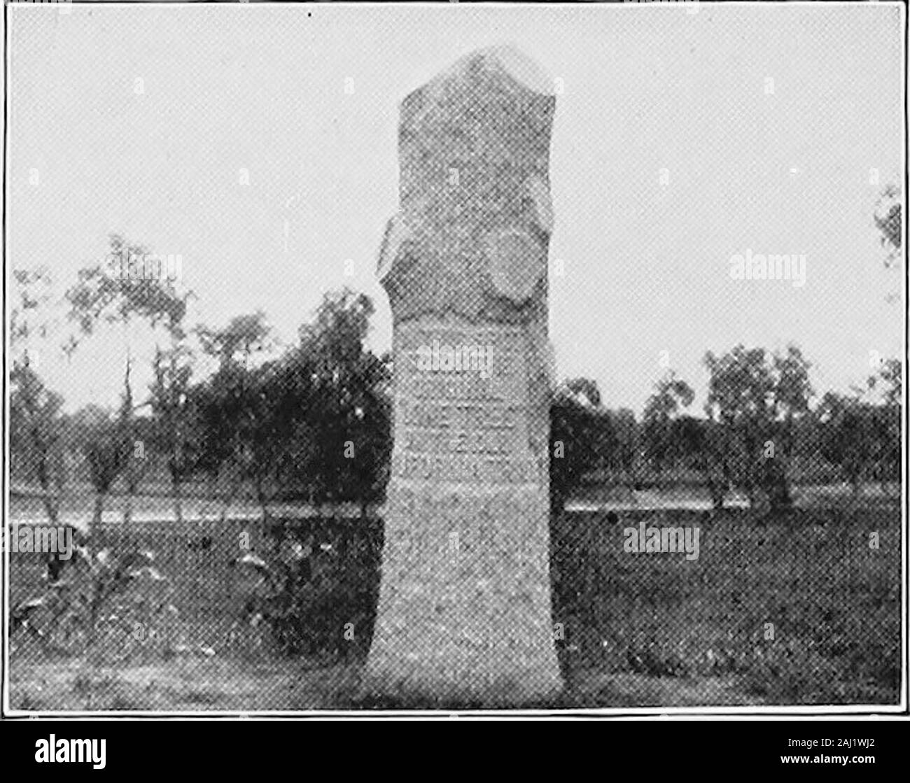 Geschichte und Geschichten von Nebraska. Ike acolumn fünfzig Fuß in der Luft und war mit spreadingbranches, die im Sommer einen dankbaren Schatten werfen gekrönt. Es war alandmark könnte für zwanzig Meilen über: dieniveauschraube Platte Senke gesehen werden, und die frühen Reisenden, ferne anzeigen, eilte ihr Schutz und Schatten zu genießen. Der Inder wusste, dass der Baum und nannte es lange vor thewhite Männer kamen. Die Legende ist, dass ihre Chefs statt Coun-cil in seinem Schatten. Die ersten weißen Traveler die Plattemust haben es bemerkt. Die Overland Trail im Norden sideof die Platte nur ein paar Meter von dem Baum lief. T Stockfoto