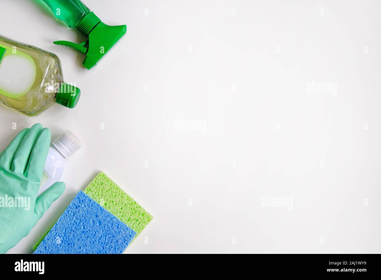 Сleanup Zubehör. Blick von oben auf die grüne und weiße Reinigungsmittel auf weißem Hintergrund. Reinigungsmittel in Kunststoffflaschen. Close Up. Stockfoto Сleanup Zubehör. Blick von oben auf die grüne und weiße Reinigungsmittel auf weißem Hintergrund. Reinigungsmittel in Kunststoffflaschen. Close Up. Stockfoto