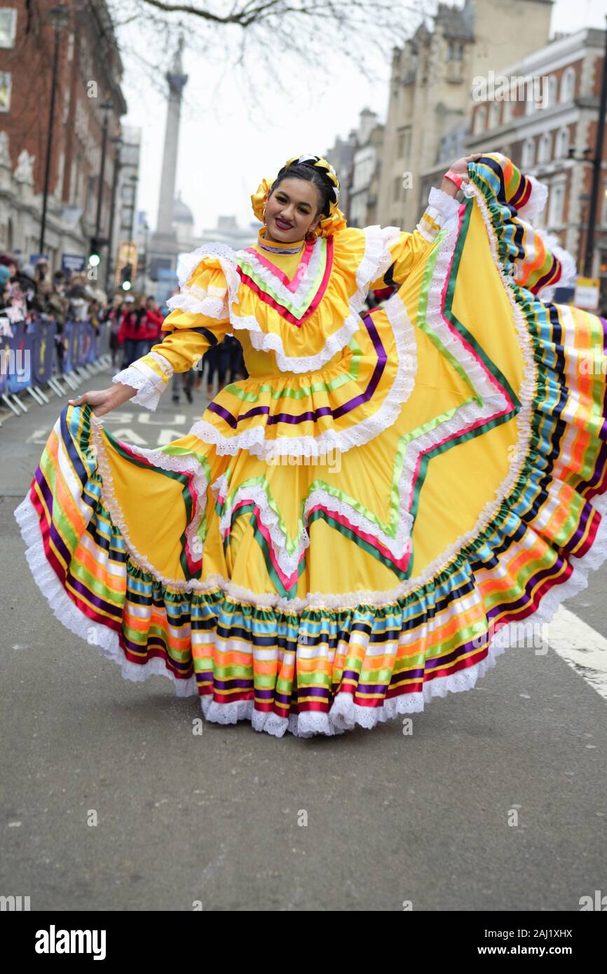 London, Großbritannien. 01 Jan, 2020. Ein Karneval del Pueblo performer Teil während der Parade findet. Das 34. Jahr der Tag der Londoner New Year's Parade beginnt am ersten Tag des Jahres 2020 mit tausenden von Künstlern aus der ganzen Welt. Als einer der größten Straße spektakuläre der Welt, jedes Jahr, Tänzer, Akrobaten, Cheerleader, Marching Bands, historische Fahrzeuge und mehr Zusammenbauen im Herzen der Hauptstadt für eine bunte Feier. Credit: SOPA Images Limited/Alamy leben Nachrichten Stockfoto