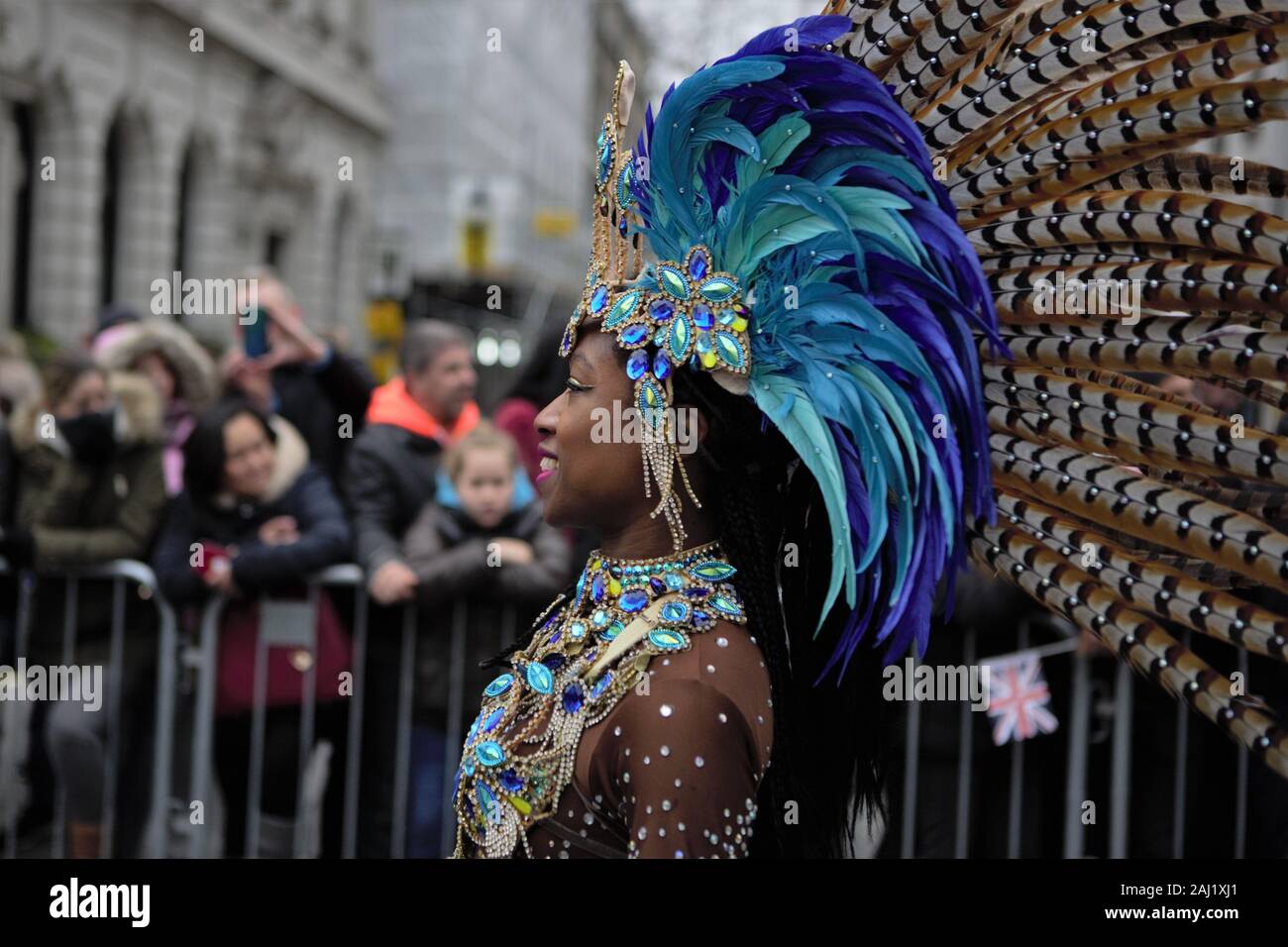 London, Großbritannien. 01 Jan, 2020. Eine Tänzerin aus London Schule von Samba nimmt Teil während der Parade. Das 34. Jahr der Tag der Londoner New Year's Parade beginnt am ersten Tag des Jahres 2020 mit tausenden von Künstlern aus der ganzen Welt. Als einer der größten Straße spektakuläre der Welt, jedes Jahr, Tänzer, Akrobaten, Cheerleader, Marching Bands, historische Fahrzeuge und mehr Zusammenbauen im Herzen der Hauptstadt für eine bunte Feier. Credit: SOPA Images Limited/Alamy leben Nachrichten Stockfoto