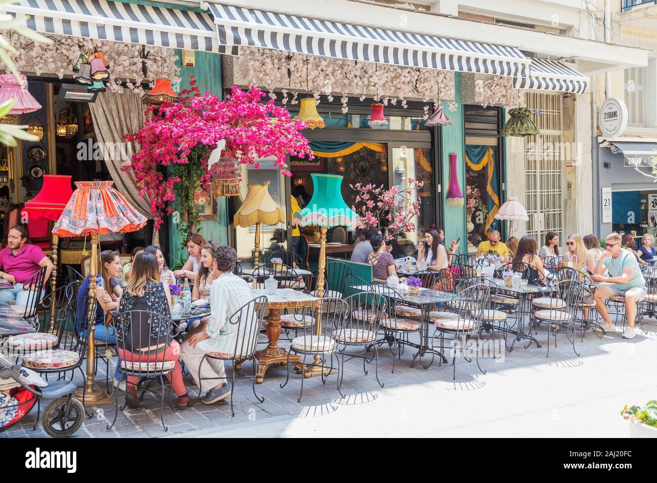Bar und Café Terrassen im Stadtteil Plaka, Athens, Griechenland, Europa Stockfoto
